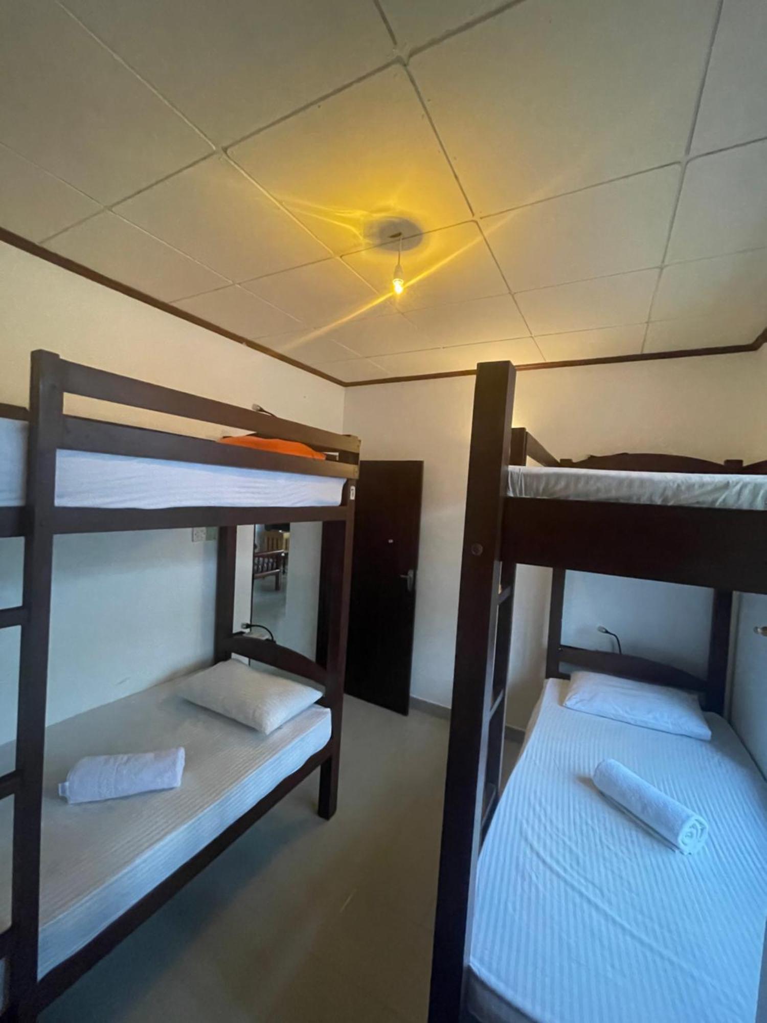 Sky Hostel Negombo Esterno foto
